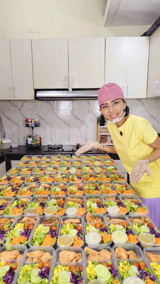 Vonny Basoeki menyiapkan meal prep salad